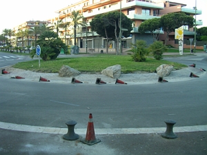 Instal·lació de tres grans pedres a la rotonda situada en el creuament de l'avinguda del mar i el carrer Tellinaires de Gavà Mar